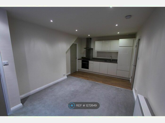 1 Bedroom Flat To Rent In The Square, Dobcross OL3