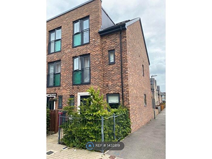 3 Bedroom End Of Terrace House To Rent In Spey Road, Tilehurst, Reading, RG30