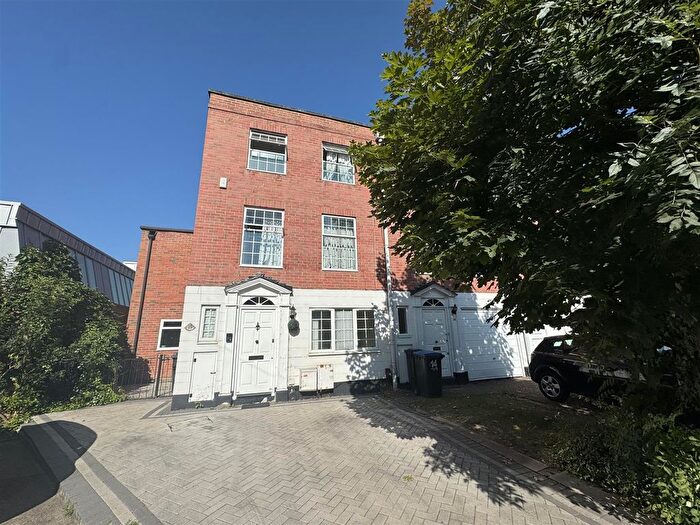 5 Bedroom Semi-Detached House To Rent In Blenheim Close, Winchmore Hill, N21