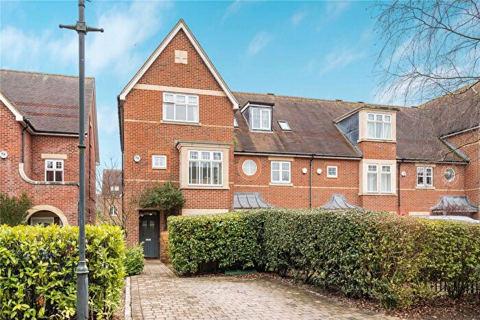 4 Bedroom End Of Terrace House For Sale In Stone Meadow, Waterways, OX2