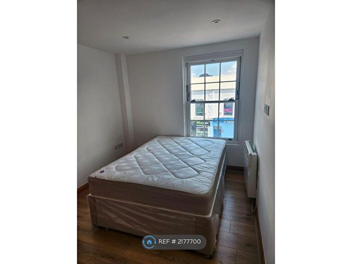 1 Bedroom Flat To Rent In Weybourne House, Chertsey, KT16