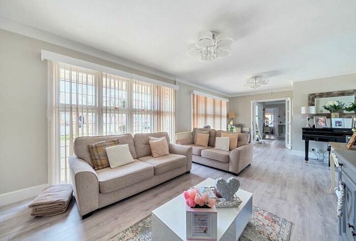 4 Bedroom Bungalow To Rent In Worcester Gardens, Worcester Park, Surrey, KT4