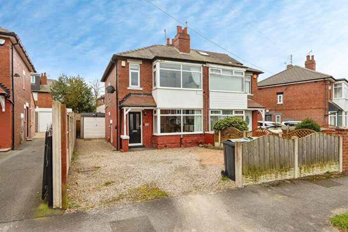 3 Bedroom Semi Detached House For Sale In The Oval, Leeds, LS14