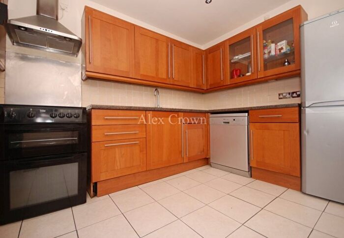 3 Bedroom Flat To Rent In Sanders Way, London, N19