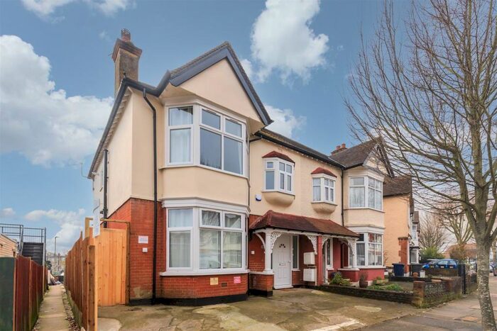 2 Bedroom Flat To Rent In Hayes Crescent, Golders Green, NW11