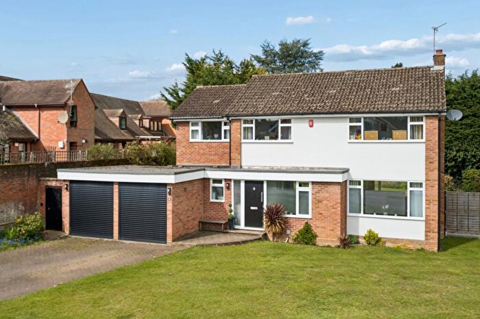 4 Bedroom Detached House For Sale In Meadowcroft, Chalfont St. Peter, Gerrards Cross, Buckinghamshire, SL9