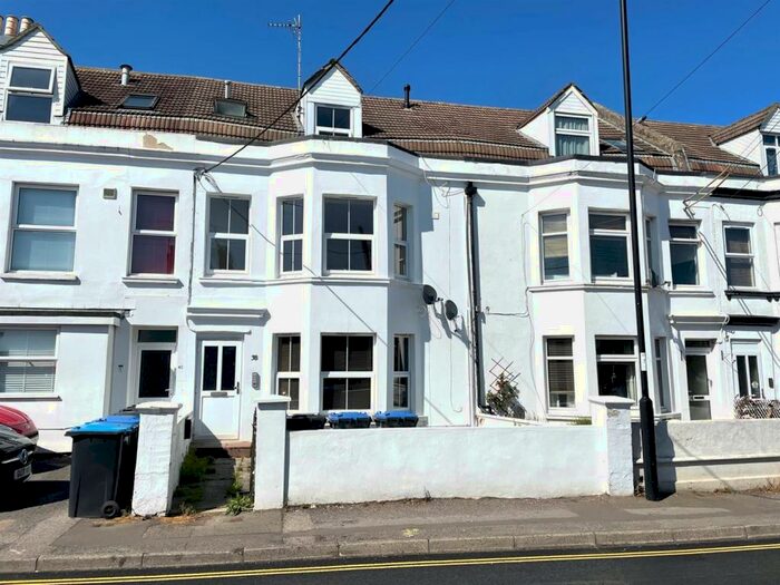 2 Bedroom Flat To Rent In Royal George Road, Burgess Hill, RH15