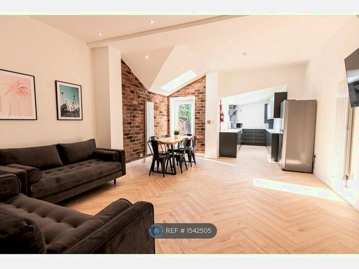 6 Bedroom Semi-Detached House To Rent In Wellington Avenue, Liverpool, L15