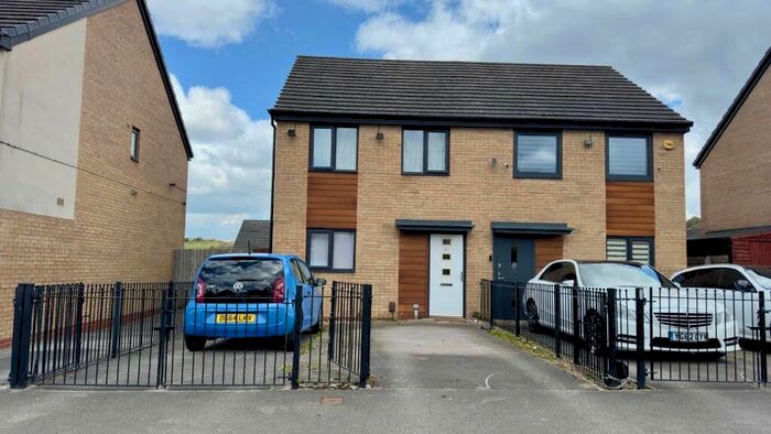 3 Bedroom Semi-Detached House To Rent In Roundwood Avenue, Bradford, West Yorkshire, BD10
