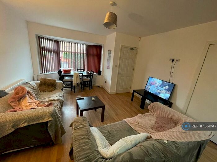 5 Bedroom Semi-Detached House To Rent In Edgeworth Drive, Manchester, M14