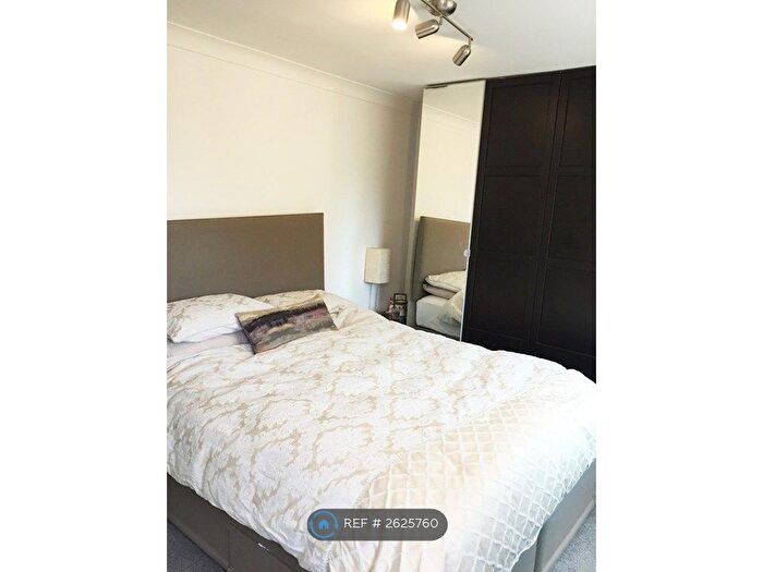 3 Bedroom Flat To Rent In Goldhawk Road, Shepherds Bush, W12