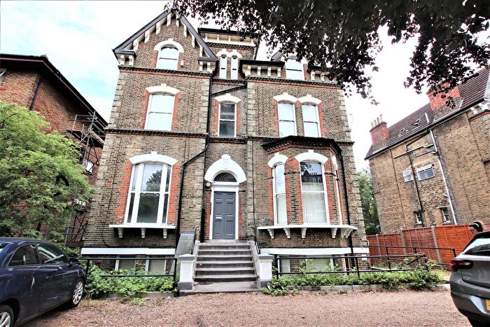 2 Bedroom Flat To Rent In Warminster Road, London, SE25