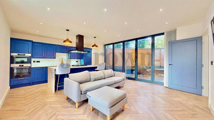 Studio To Rent In Fairview Road, London, SW16