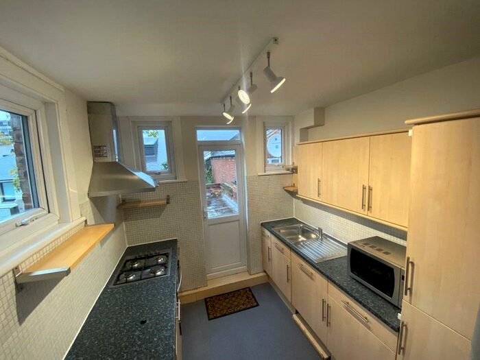 3 Bedroom Apartment To Rent In Bethnal Green Road, London, E2