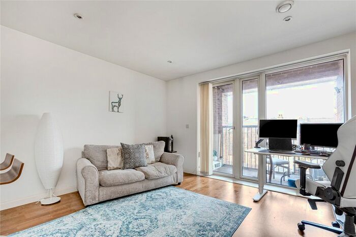 1 Bedroom Flat To Rent In Rutherford House, Battersea Park Road, SW11