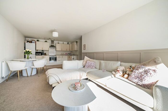 2 Bedroom Flat For Sale In Kingman Way, Newbury, Berkshire, RG14