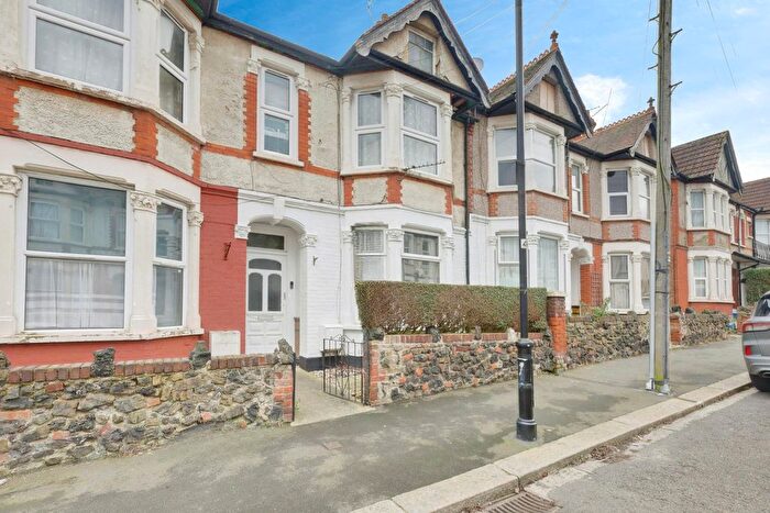 1 Bedroom Flat For Sale In Silverdale Avenue, Westcliff-On-Sea, SS0
