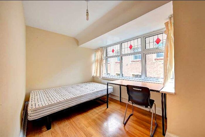 4 Bedroom Terraced House To Rent In Oaklea Passage, KT1