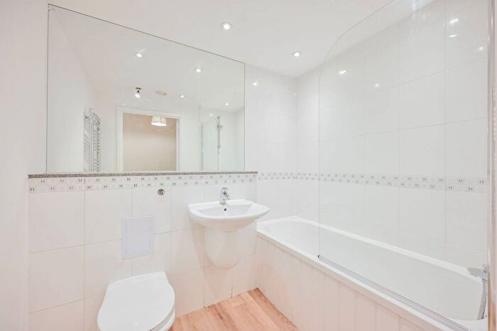 2 Bedroom Flat To Rent In Icona Building, Stratford, London, E15