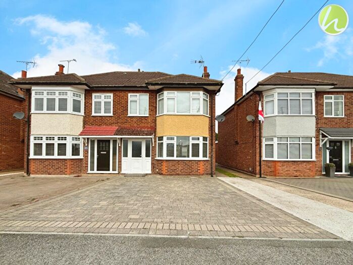 3 Bedroom Semi-Detached House For Sale In Lampits Lane, Corringham, SS17