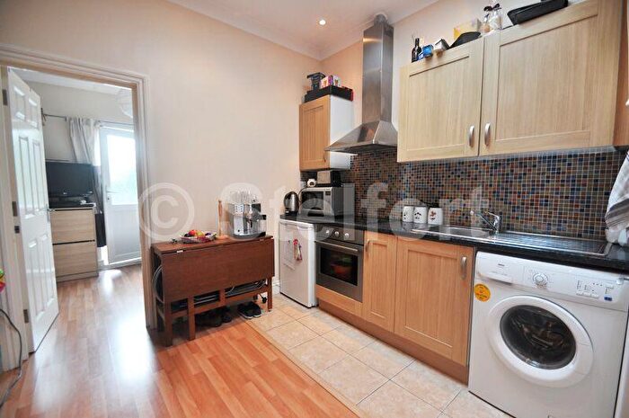Studio To Rent In High Road, London, N12
