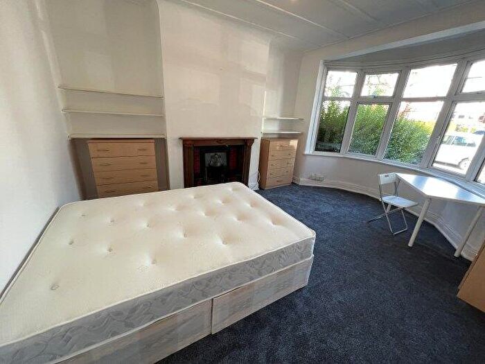 3 Bedroom Flat To Rent In Leeside Crescent, NW11