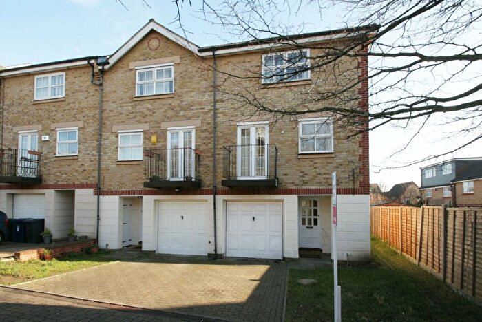 4 Bedroom Town House For Sale In Highgrove Close, Friern Barnet, N11