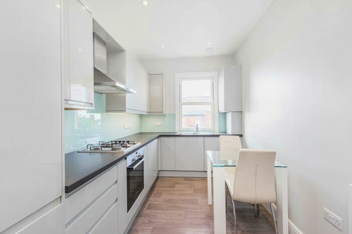 2 Bedroom Flat To Rent In Chamberlayne Road, London, N1