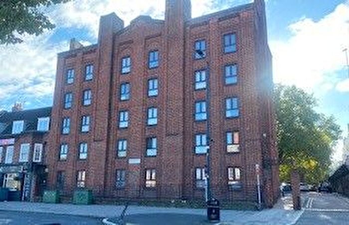 2 Bedroom Flat To Rent In Kintyre Court, New Park Road, SW2