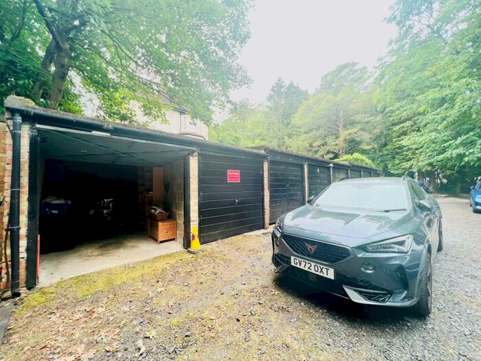 Property To Rent In Garage At Thornbury Court, CR3