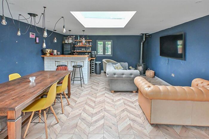 4 Bedroom Detached House For Sale In Doddinghurst Road, Brentwood, CM15