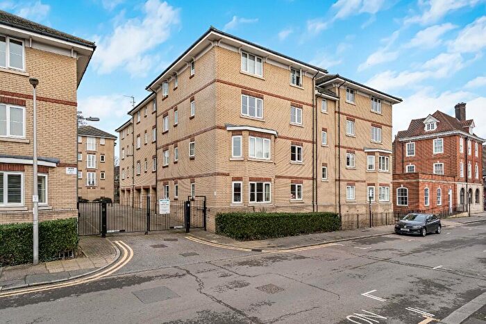 2 Bedroom Flat For Sale In Alveston Square, London, E18