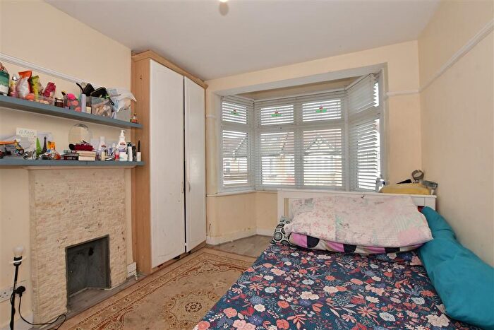 3 Bedroom Semi-Detached House For Sale In Chesterfield Road, Leyton, E10