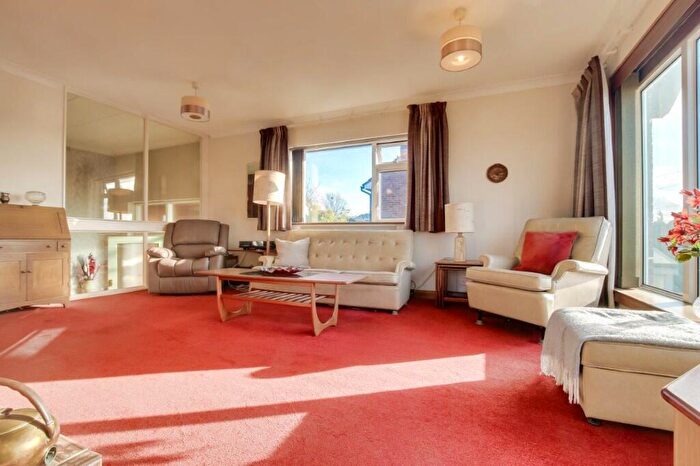 3 Bedroom Detached House For Sale In Broom Hill Road, Rochester, Kent, ME2