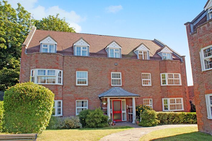 2 Bedroom Flat To Rent In York Mews, Alton, Hampshire, GU34