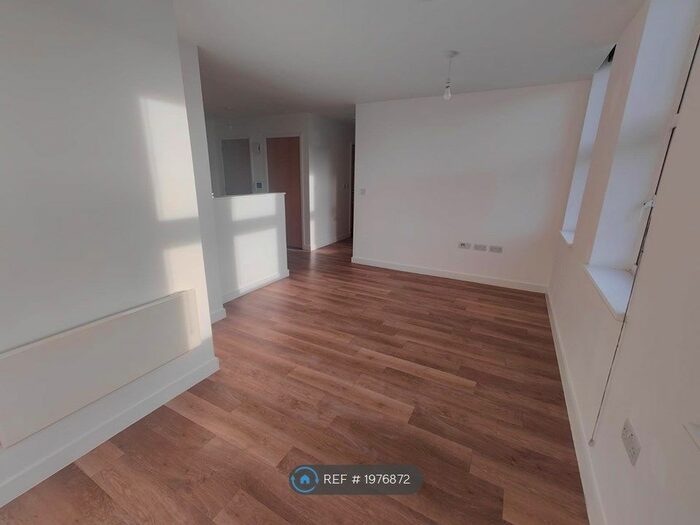 2 Bedroom Flat To Rent In Mill Reef House, Newbury, RG14