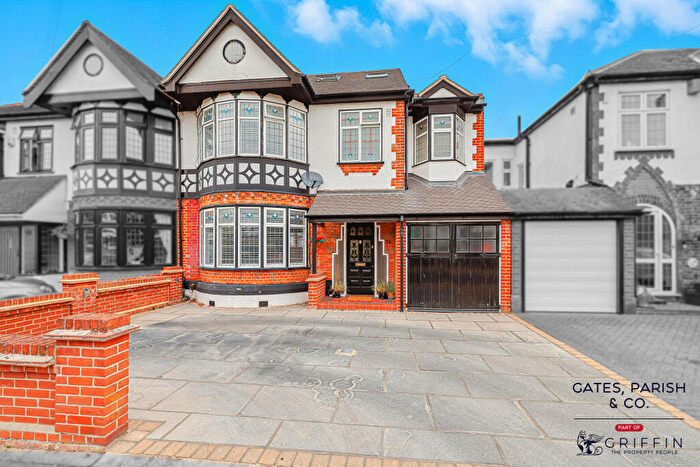 5 Bedroom Semi-Detached House For Sale In Tawny Avenue, Upminster, RM14