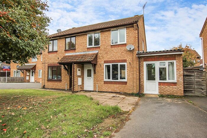 3 Bedroom Semi-Detached House For Sale In Swinburne Close, Kettering, NN16