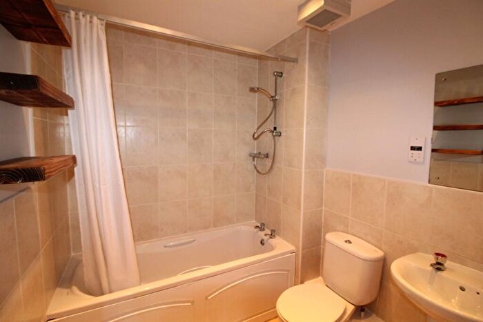 2 Bedroom Apartment To Rent In Abbey Court, Headingley, LS5