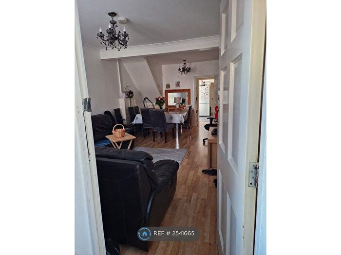 3 Bedroom Terraced House To Rent In Myrtle Road, Hounslow, TW3