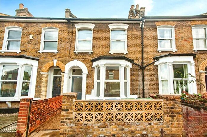 2 Bedroom Flat To Rent In Hollydale Road, London, SE15