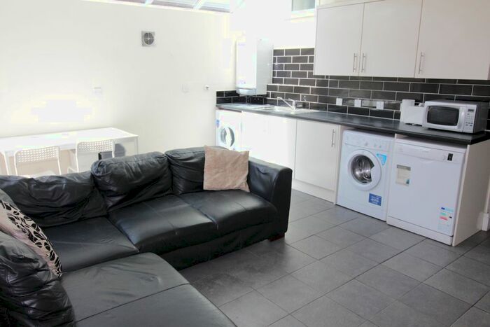 4 Bedroom Flat To Rent In Crwys Road, Cathays, Cardiff CF24