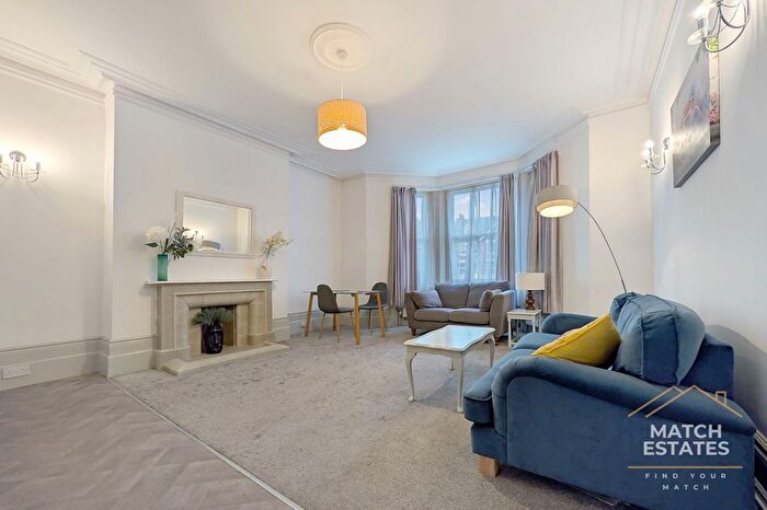 2 Bedroom Flat For Sale In Earls Avenue, Folkestone, Kent, CT20