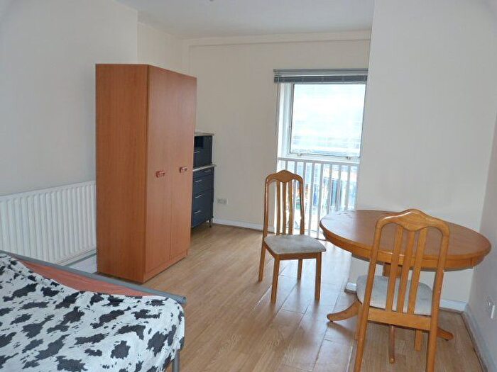 3 Bedroom Flat To Rent In Cricklewood Broadway, London, NW2