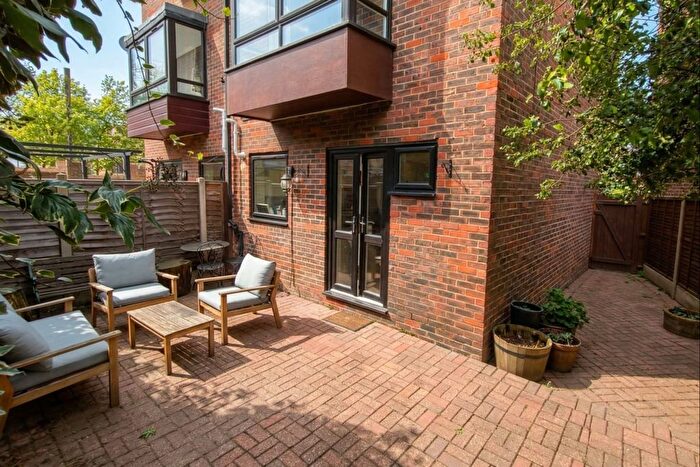 3 Bedroom Semi-Detached House For Sale In Barnfield Place, London, E14