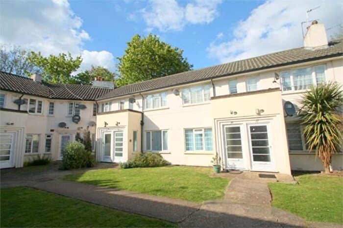 3 Bedroom Flat To Rent In Florida Court, Station Approach, Staines-Upon-Thames, TW18