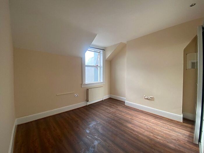 1 Bedroom Flat To Rent In Garratt Lane, London, SW18