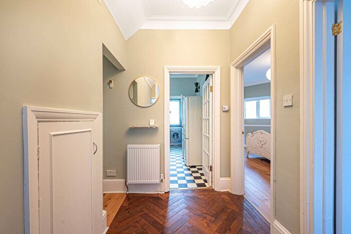 1 Bedroom Flat To Rent In Ambrose Avenue, Golders Green, London, NW11