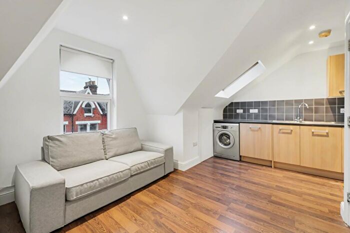 1 Bedroom Flat To Rent In Fairbridge Road, London, N19