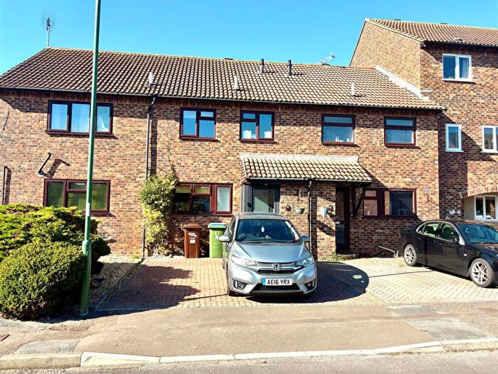 2 Bedroom Property To Rent In Dinsdale Gardens, Rustington, Littlehampton, BN16